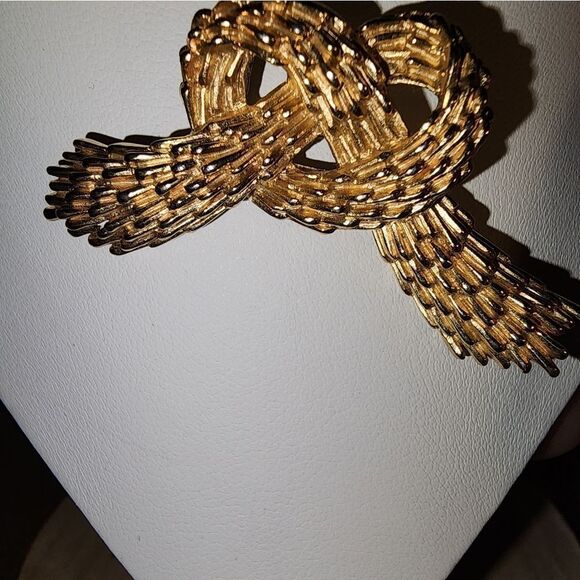 Trifari Vintage Gold-Tone Knot Brooch - Picture 3 of 3